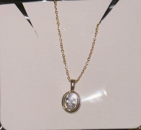 Kette mit ovalem Solitärstein-Anhänger